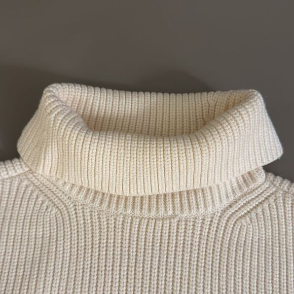 NWOT Lovers+Friends Rib Knit Turtleneck Oversized Woman’s Sweater. Size Small. - Picture 4 of 5